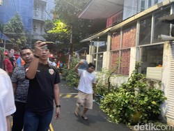 Air Damkar Habis, Warga Bantu Padamkan Kebakaran Rumah di Jakbar Pakai Galon