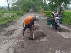 Salut! Warga Sukorejo Klaten Tambal Jalan Rusak Sendirian Bermodal Cangkul