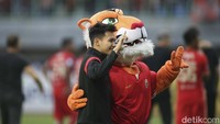 Witan menjadi pemain kelima yang direkrut Persija di bursa transfer kali ini. Sebelumnya Persija lebih dulu mendatangkan Dandi Maulana, Birrul Walidain, Aji Kusuma, dan Rahmat Nicko.