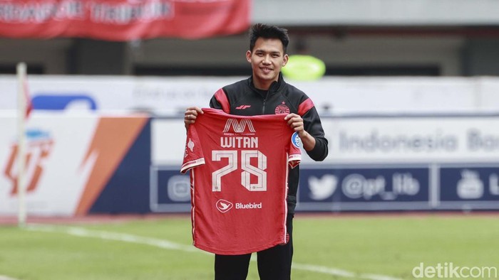 Witan Pakai Nomor Punggung 78 di Persija Persija mengenalkan pemain barunya yaitu Witan Sulaeman di Stadion Patriot Chandrabaga, Bekasi, Jumat (3/2). Witan akan akan mengenakan nomor punggung 78.