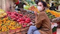 10 Gaya Ussy Sulistiawaty Saat ke Pasar hingga Masak di Dapur