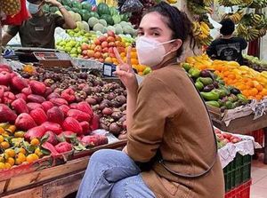 10 Gaya Ussy Sulistiawaty Saat ke Pasar hingga Masak di Dapur