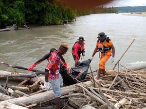 Korban Perahu Tabrak Kayu di Sungai Mamberamo: 2 Orang Tewas, 6 Masih Hilang Korban Perahu Tabrak Kayu di Sungai Mamberamo: 2 Orang Tewas, 6 Masih Hilang