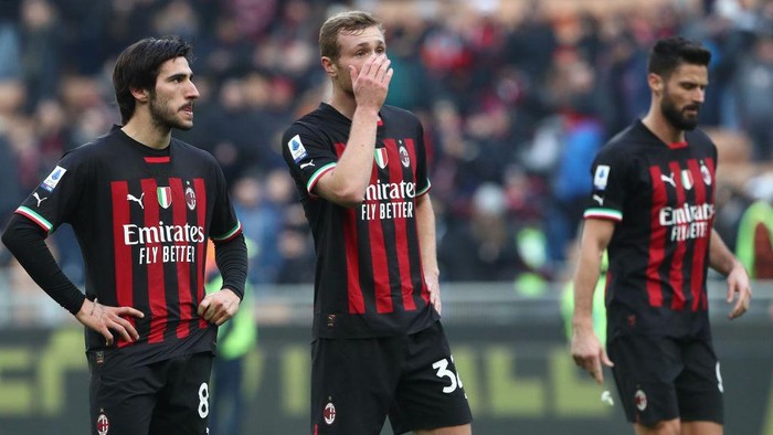 MILAN, ITALY - JANUARY 29: Sandro Tonali, Tommaso Pobega and Olivier Giroud of AC Milan looks dejected following the teams defeat during the Serie A match between AC Milan and US Sassuolo at Stadio Giuseppe Meazza on January 29, 2023 in Milan, Italy. (Photo by Marco Luzzani/Getty Images)