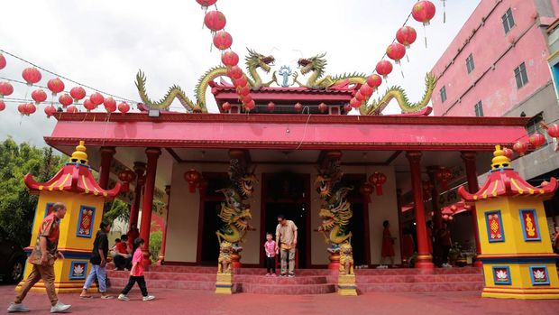 Perbedaan klenteng dan vihara terletak pada fungsinya. Klenteng adalah tempat ibadah umat Konghucu, sedangkan vihara dipakai oleh umat Buddha.