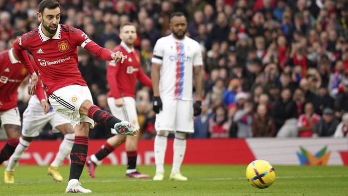 Manchester Uniteds Bruno Fernandes scores his sides opening goal from a penalty spot during the English Premier League soccer match between Manchester United and Crystal Palace, at the Old Trafford stadium in Manchester, England, Saturday, Feb. 4, 2023. (AP Photo/Dave Thompson)