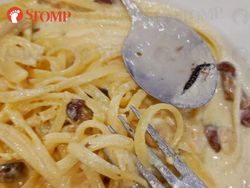 Duh! Makan Pasta di Restoran, Pelanggan Ini Dapat Cacing di Piringnya