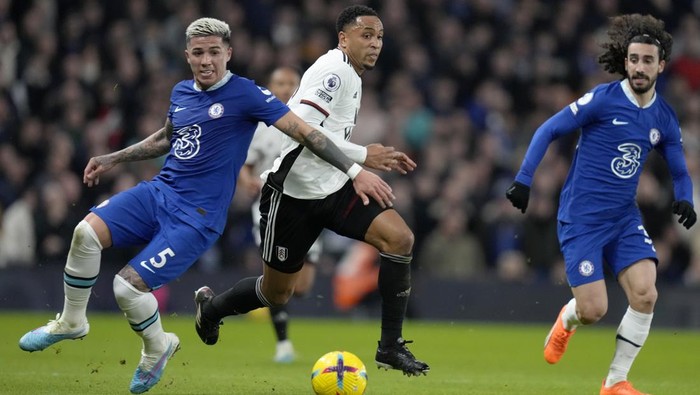 Fulhams Kenny Tete drives the ball past Chelseas Enzo Fernandez, left, and Marc Cucurella, right, during the English Premier League soccer match between Chelsea and Fulham at Stamford Bridge stadium in London, Friday, Feb. 3, 2023. (AP Photo/Kirsty Wigglesworth)