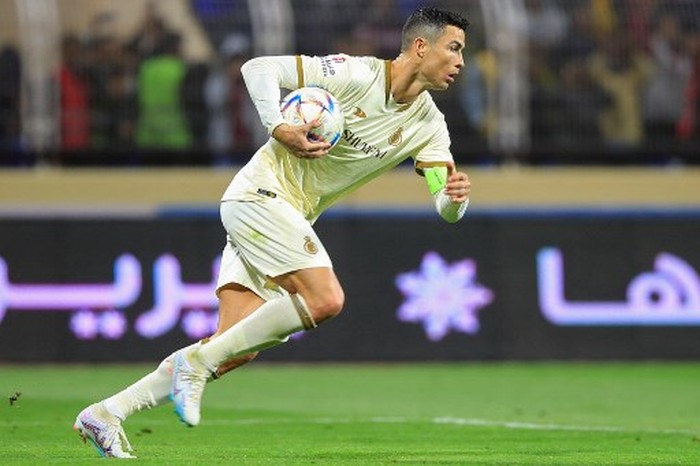Nassrs Portuguese forward Cristiano Ronaldo runs with the ball after scoring a penalty during the Saudi Pro League football match between Al-Fateh and Al-Nassr at the Prince Abdullah bin Jalawi Stadium in al-Hasa on February 3, 2023. (Photo by Ali ALDAIF / AFP)