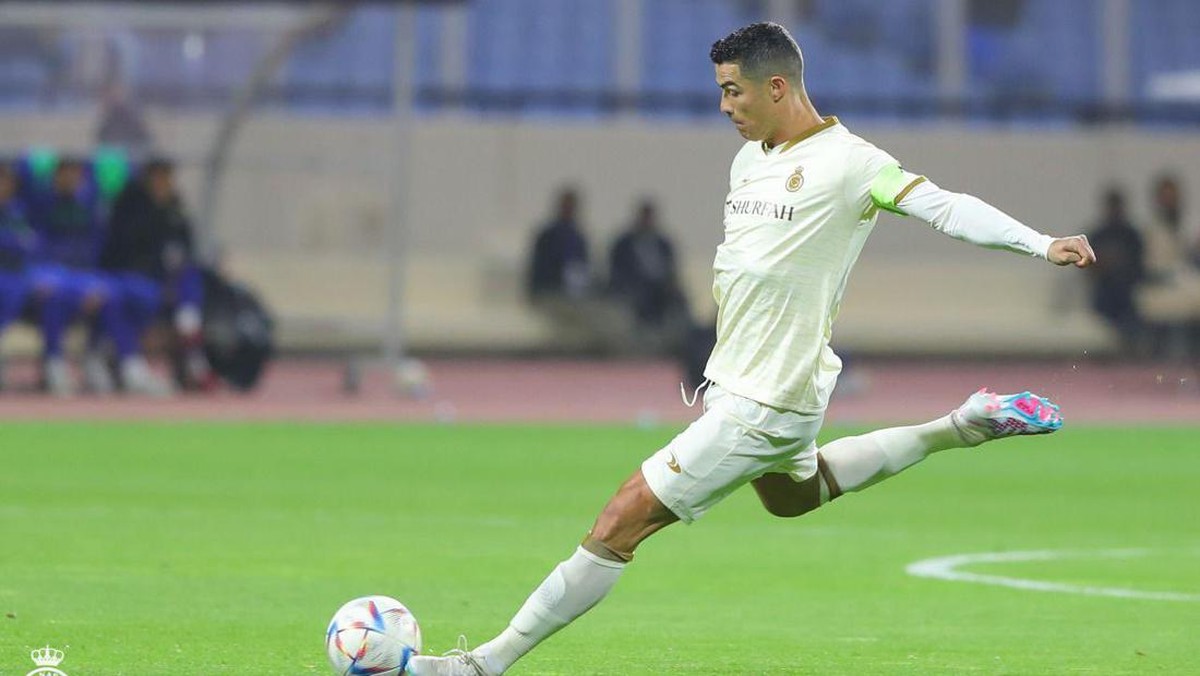Cristiano Ronaldo cetak gol penalti untuk Al Nassr. (Foto: Twitter @Cristiano)