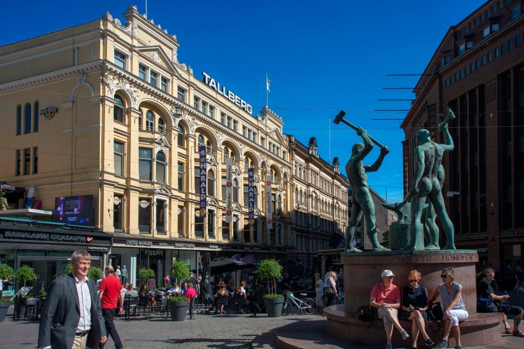 Yang pertama ada Finlandia, negara ini menduduki peringkat pertama sebagai negara paling bahagia di dunia. Salah satu hal yang membuat negara ini menjadi tempat terbaik untuk ditinggali adalah cara hidup masyarakatnya yang santai dan bebas. Kebiasaan orang Finlandia yang sangat menghargai pekerjaan seorang guru. Berangkat dari kualitas pendidikan yang sangat baik, Finlandia juga berhasil menekan angka kemiskinan, kejahatan dan mengedepankan kejujuran. Uniknya lagi, di Finlandia juga terdapat peraturan yang memberlakukan jam kerja fleksibel di beberapa bidang pekerjaan.