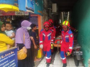 Momen Evakuasi Ibu Hamil Berbobot 90 Kg dari Lantai 2 di Matraman