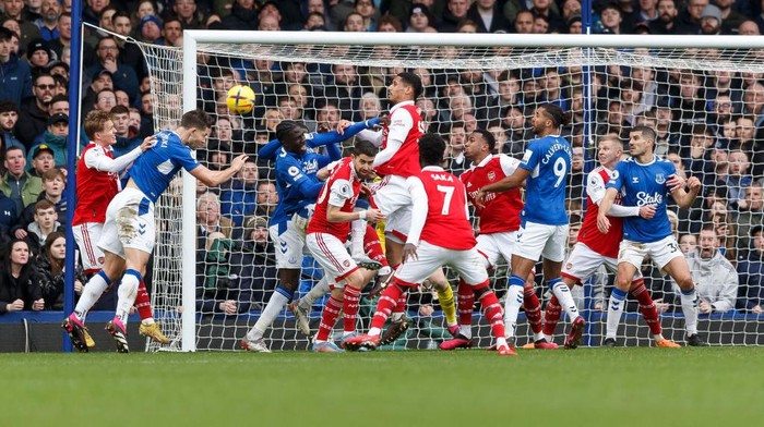 LIVERPOOL, ENGLAND - FEBRUARY 04: James Tarkowski of Everton scores their first goal to make the score 1-0 during the Premier League match between Everton FC and Arsenal FC at Goodison Park on February 4, 2023 in Liverpool, United Kingdom. (Photo by Daniel Chesterton/Offside/Offside via Getty Images)