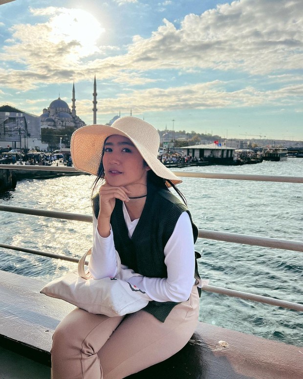 Febby Rastanty dengan beach hat yang menawan/Sumber: IG @febbyrastanty