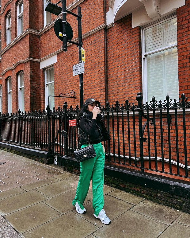 Febby Rastanty dengan celana hijau/Sumber: IG @febbyrastanty