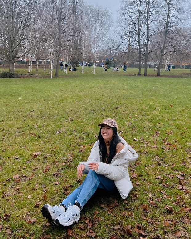 Febby Rastanty saat berada di taman/Sumber: IG @febbyrastanty