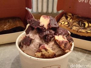Nyamm! Manis Legit Brownies Fudgy dengan Es Krim di Central Market PIK