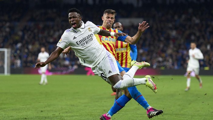 MADRID, SPAIN - FEBRUARY 02: Vinicius Junior of Real Madrid is tackled by Gabriel Paulista of Valencia CF during the LaLiga Santander match between Real Madrid CF and Valencia CF at Estadio Santiago Bernabeu on February 02, 2023 in Madrid, Spain. (Photo by Diego Souto/Quality Sport Images/Getty Images)