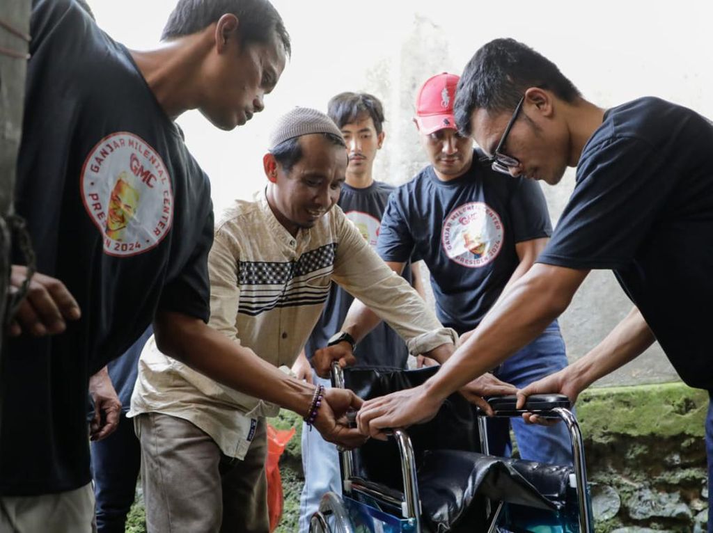 Ganjar Milenial Center Banten Beri Kursi Roda ke Penyandang Disabilitas