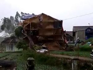 Angin Kencang Hancurkan GOR di Ciwidey Bandung