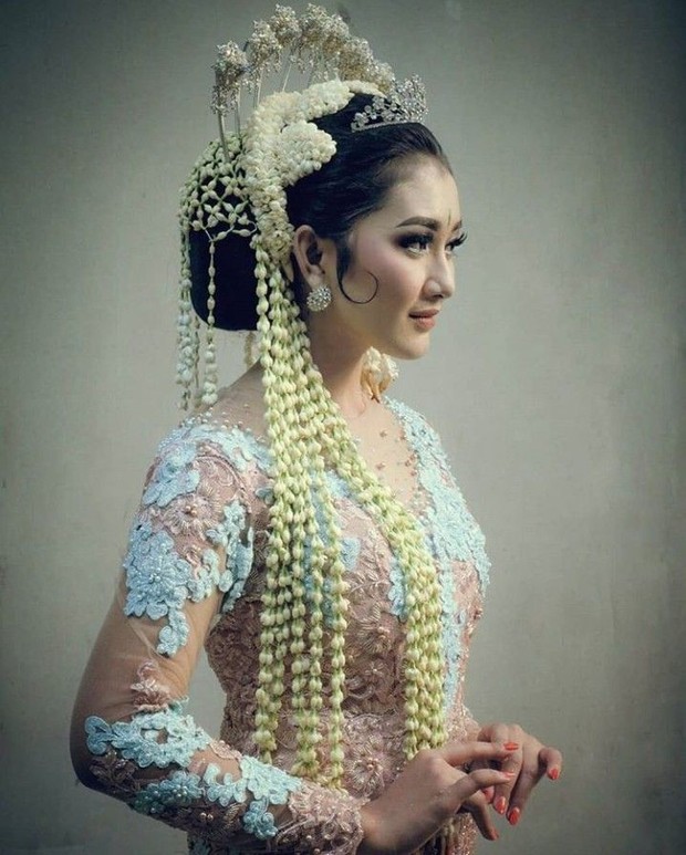 Ilustrasi bunga melati untuk aksesoris pernikahan/Foto: id.pinterest.com/Febiwee Dalam berbagai acara pernikahan adat di Indonesia pun melati juga sering digunakan pada kedua mempelai atau sebagai dekorasi pernikahan/Foto: id.pinterest.com/Febiwee