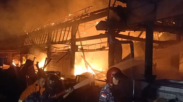 Amuk Api di Pasar Adat Lelateng