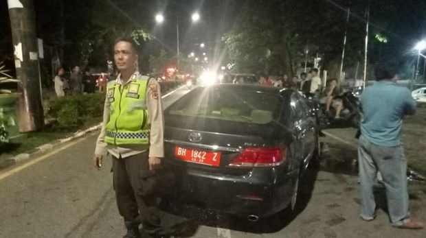 Kecelakaan mobil dinas DPRD Jambi terjadi pada Kamis (2/2/2023) malam. Mobil tersebut dikemudikan pelajar SMA yang membawa penumpang wanita tidak berbusana.