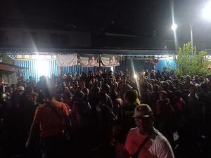 Kebakaran Pasar Adat Lelateng Jadi Tontonan Warga Kebakaran Pasar Adat Lelateng Jadi Tontonan Warga