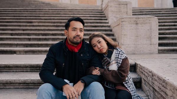 Jomlo Harap Sabar! Potret Mesra Kiky Saputri Bulan Madu Bikin Iri