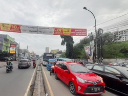 Jalan Amblas di Ciputat Bikin Macet sampai Pasar Cimanggis