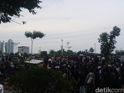 Antrean Masuk Konser Dewa 19 di JIS Membludak