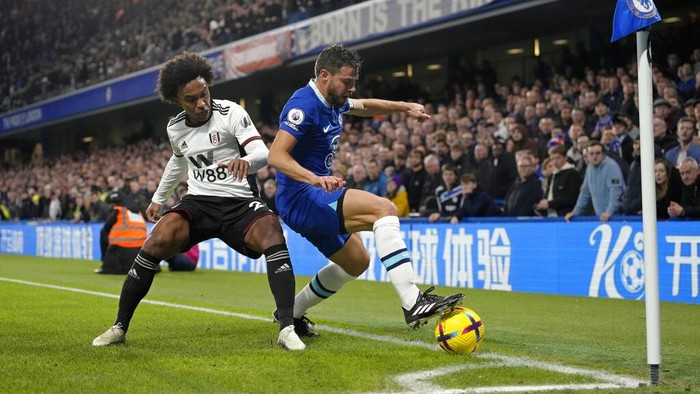 Fulhams Willian vies for the ball with Chelseas Cesar Azpilicueta, right, during the English Premier League soccer match between Chelsea and Fulham at Stamford Bridge stadium in London, Friday, Feb. 3, 2023. (AP Photo/Kirsty Wigglesworth)