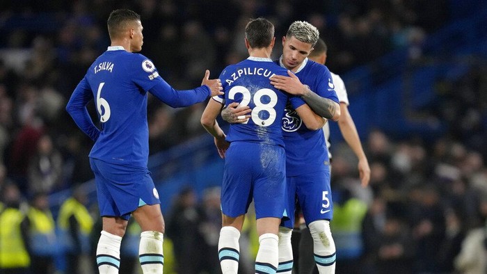 Chelseas Enzo Fernandez right, embraces teammate Cesar Azpilicueta at the end of the English Premier League soccer match between Chelsea and Fulham at Stamford Bridge stadium in London, Friday, Feb. 3, 2023. The game ended in a goalless draw. (AP Photo/Kirsty Wigglesworth)