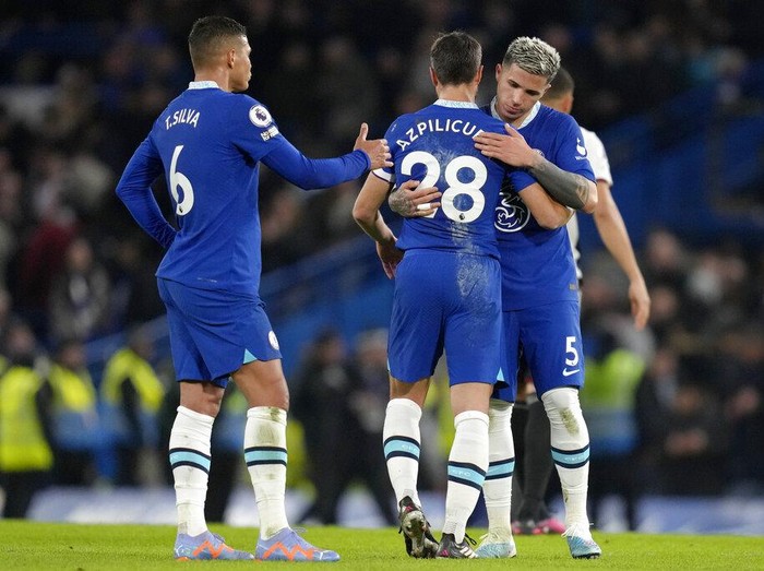 Chelseas Enzo Fernandez right, embraces teammate Cesar Azpilicueta at the end of the English Premier League soccer match between Chelsea and Fulham at Stamford Bridge stadium in London, Friday, Feb. 3, 2023. The game ended in a goalless draw. (AP Photo/Kirsty Wigglesworth)
