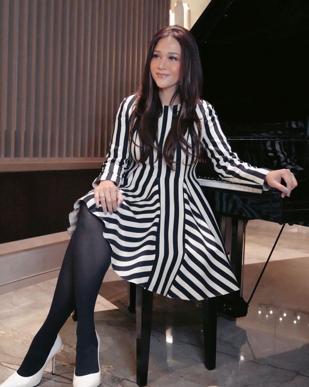 Maia Estianty dengan dress garis horizontal/Sumber: IG @maiaestiantyreal Maia Estianty dengan dress garis horizontal/Sumber: IG @maiaestiantyreal