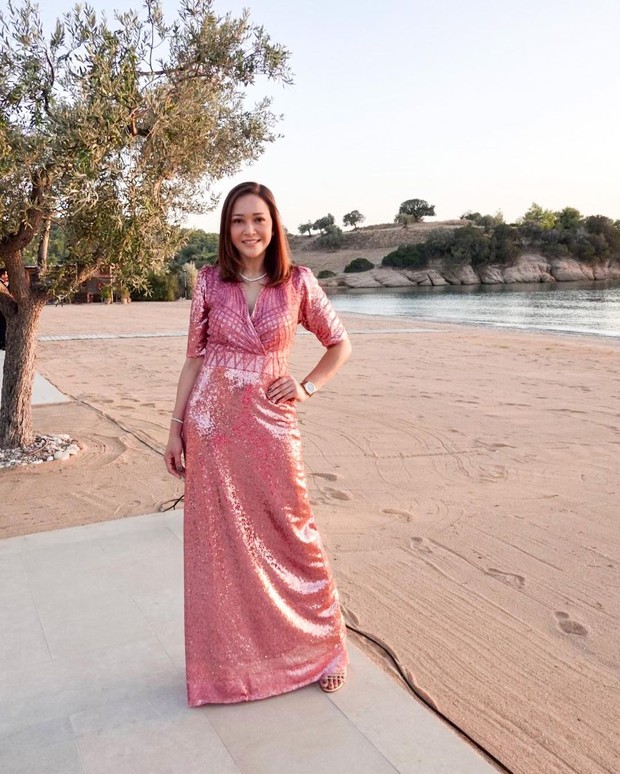 Maia Estianty dengan glittered dress/Sumber: IG @maiaestiantyreal Maia Estianty dengan glittered dress/Sumber: IG @maiaestiantyreal