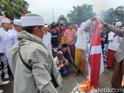 Kecam Aksi Rasmus Paludan, Massa di Ciamis Bakar Bendera Denmark!