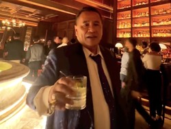 Anak Hotman Paris Tunangan, Kotak Gepokan Uang Bikin Salah Fokus