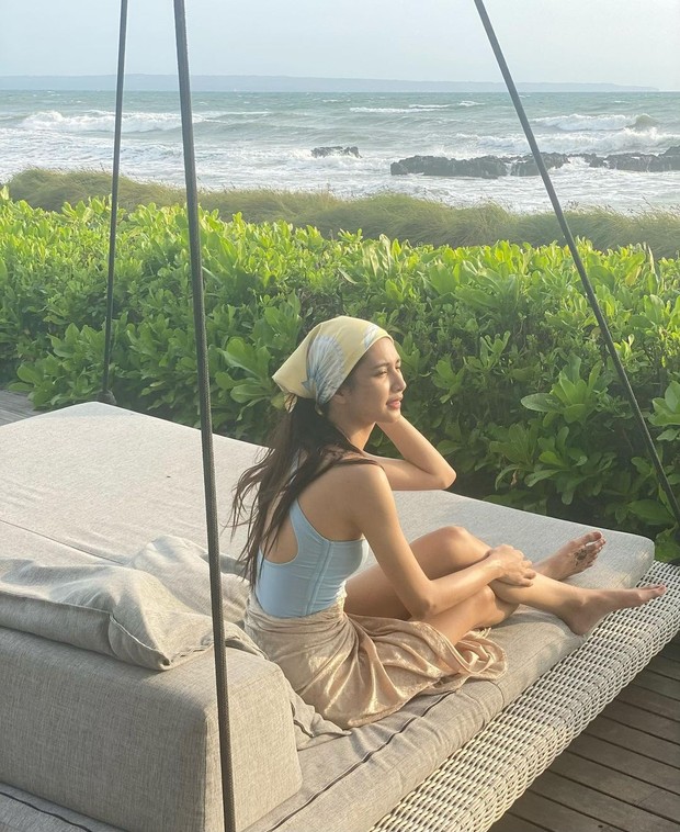 Mikha Tambayong dengan bandana saat di pantai/Sumber: IG @miktambayong