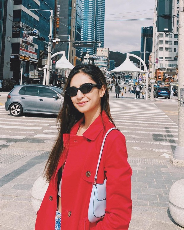 Mikha Tambayong dengan coat merah/Sumber: IG @miktambayong