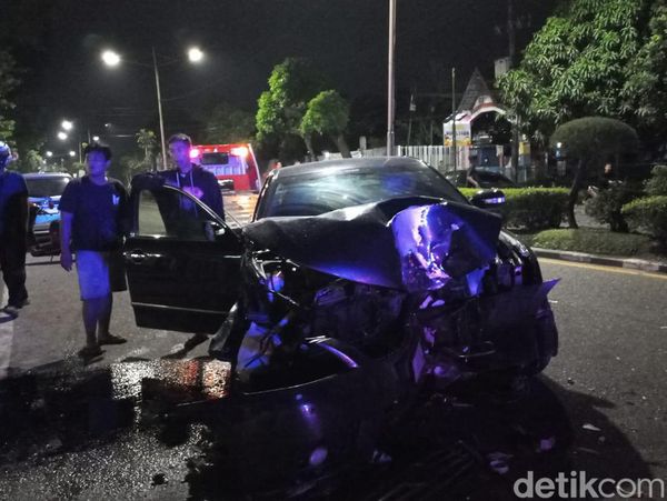 Penampakan Mobil DPRD Jambi yang Bawa Wanita Bugil Usai Kecelakaan