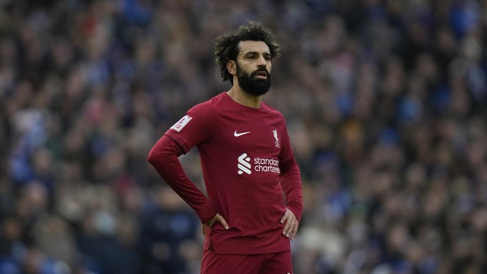 Liverpools Mohamed Salah waits for a corner kick to be taken during the English FA Cup 4th round soccer match between Brighton and Hove Albion and Liverpool at the AMEX Community Stadium in Brighton, England, Monday, Jan. 30, 2023. (AP Photo/Alastair Grant)