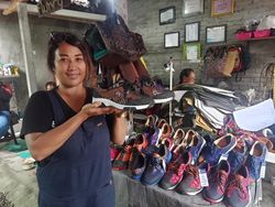 Gegara Jokowi, Sepatu Endek Jembrana Banjir Pesanan