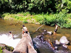 Menjajal Wisata Curug Layung di KBB, Harga Tiket hingga Rutenya