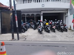 Suasana Kedai Bakmi Viral di Jakpus gegara Pelanggan Parkir Tutupi Rumah