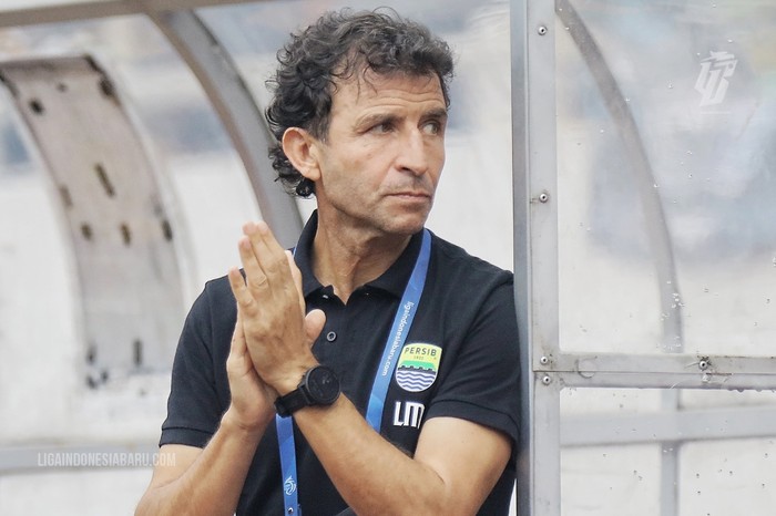 Pelatih Persib Luis Milla mengungkap permintaannya bag Bobotoh jelang duel Persib vs PSS Sleman yang akan digelar Minggu (5/2/2023).