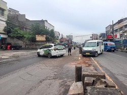 Jalan Amblas di Ciputat Bikin Macet, Pembatas sampai Dijebol