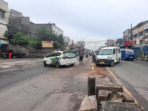Jalan Amblas di Ciputat Bikin Macet, Pembatas sampai Dijebol Jalan Amblas di Ciputat Bikin Macet, Pembatas sampai Dijebol