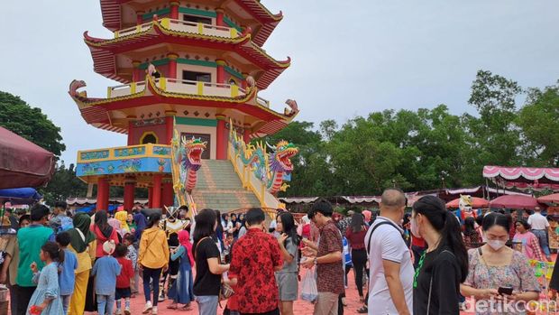 Ramai pengunjung rayakan Cap Go Meh di Pulau Kemaro Palembang. (Prima/detikSumut)