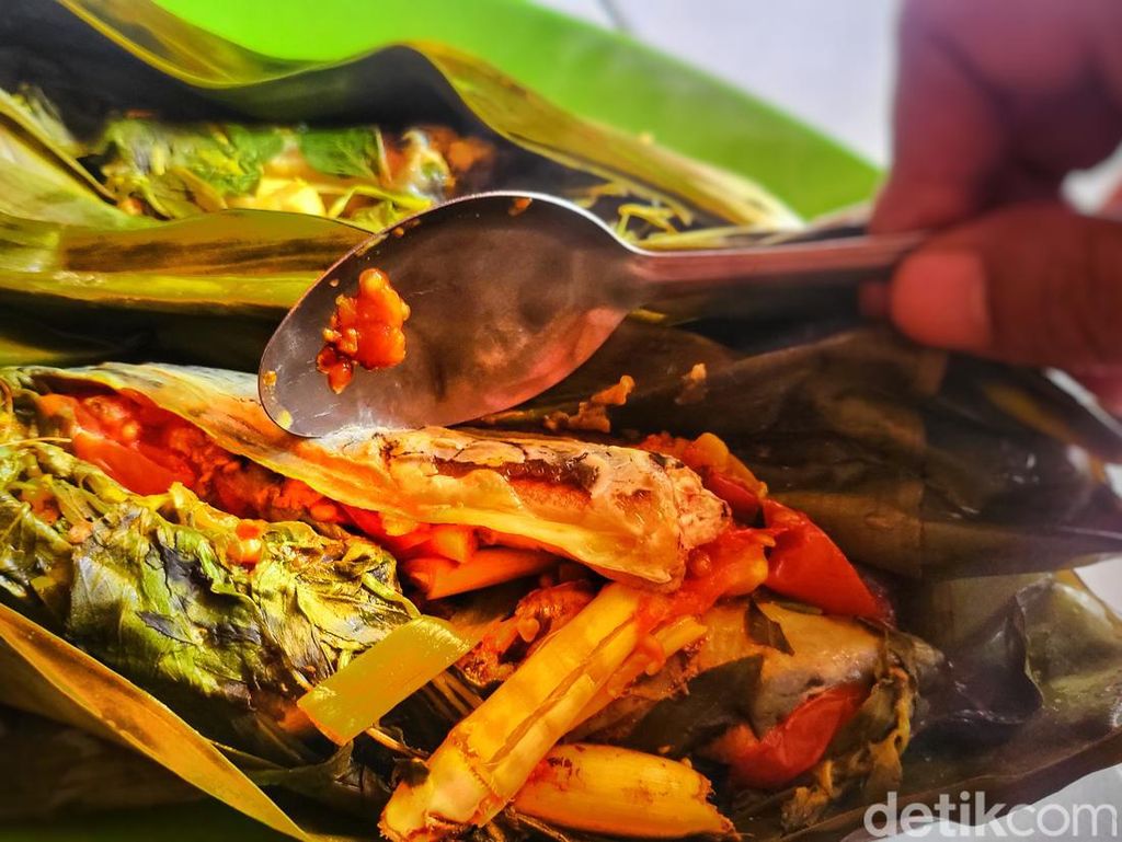 Bikin Pria Greng! Pepes Ikan Sidat yang Harum Nikmat di Sukabumi